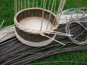 Peddigrohrkorb mit Holzboden